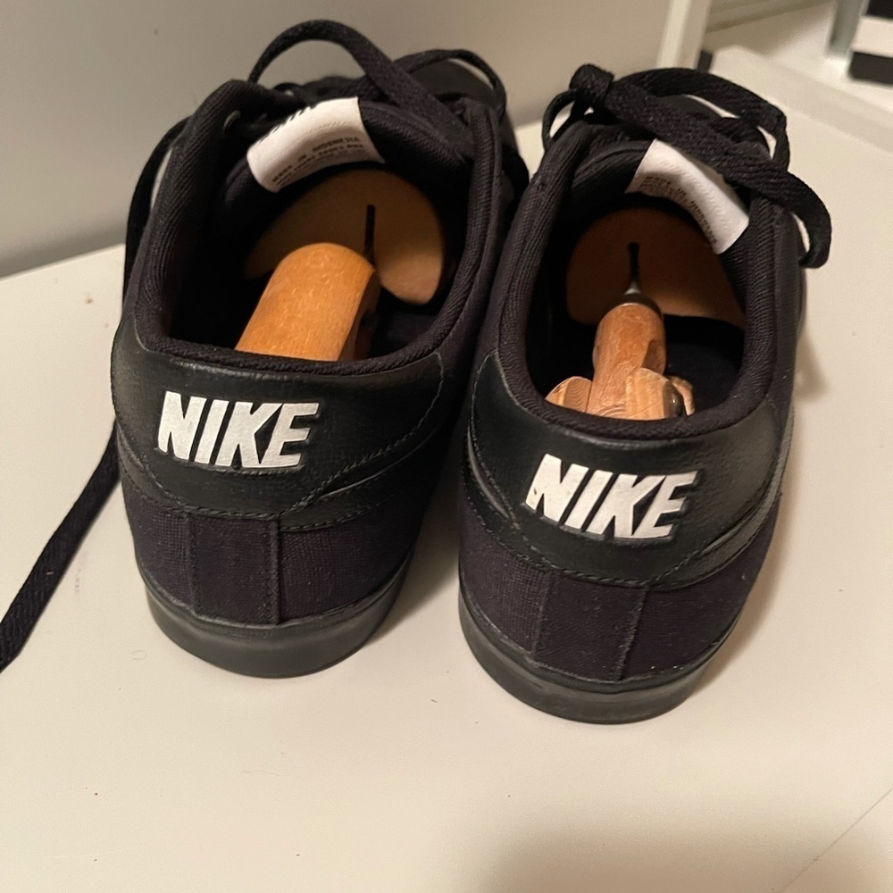 Nikes very nice and  simple sneaker with black logo in two sides - Picture 10 of 16